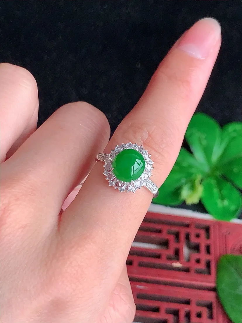 天然A货翡翠18K金伴钻镶嵌阳绿蛋面戒指 圈口17.4裸石尺寸8×7.3mm 重量2.88g 0506