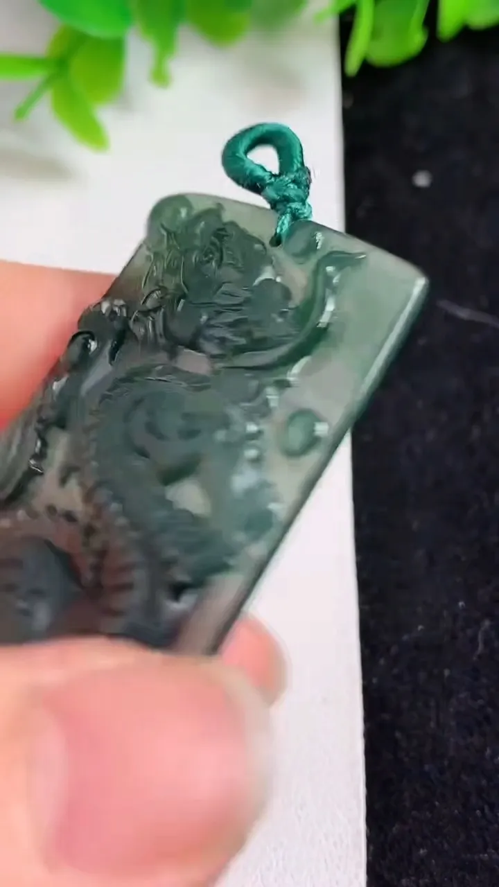 天然A货翡翠蓝水龙牌吊坠，尺寸51-33.2-4.3，重量:16.43g
5月8日