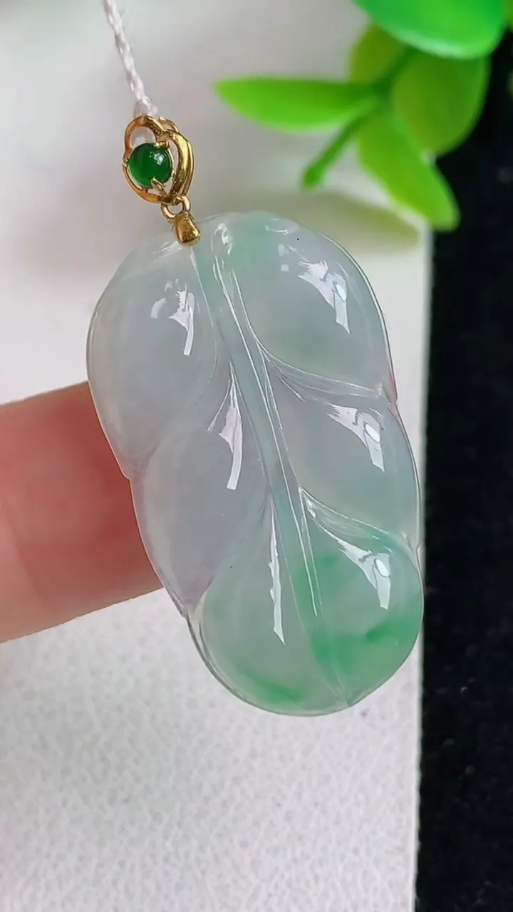 天然A货翡翠金枝玉叶 叶子吊坠，尺寸28-16-3.4，重量:3.13g
5月8日