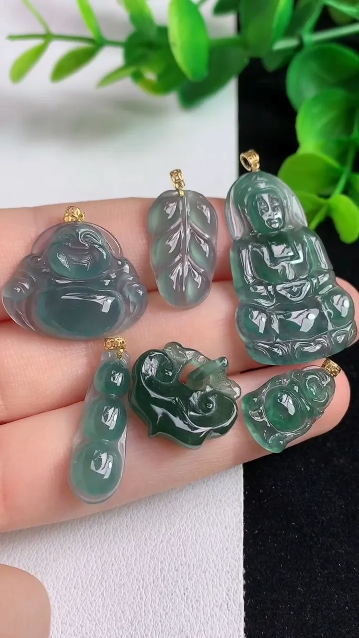 天然A货翡翠k金蓝水观音菩萨吊坠一手，尺寸32.2-20.8-2.6，重量:11.50g
5月8日
