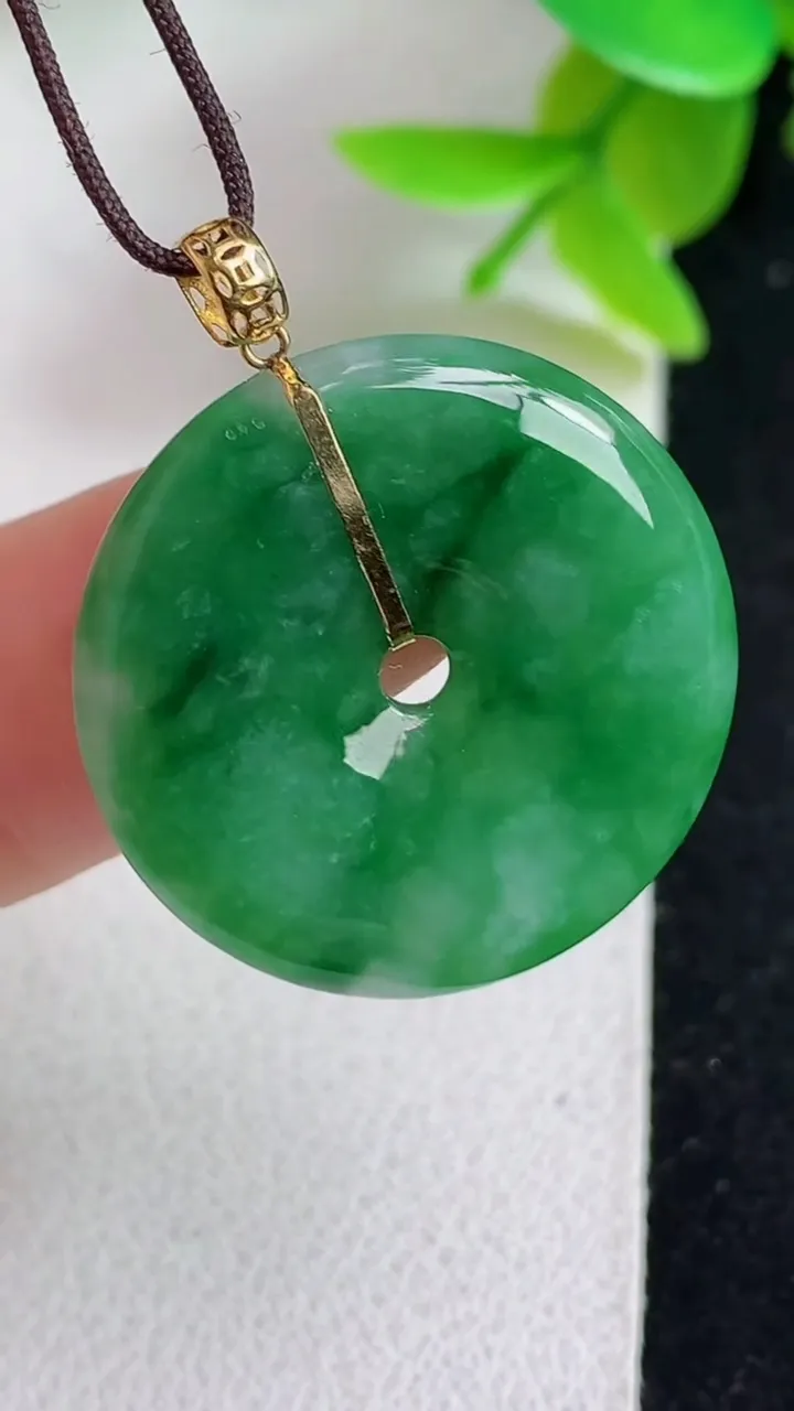 天然A货翡翠平安扣吊坠，尺寸22.5-3.5，重量:3.86g
5月8日