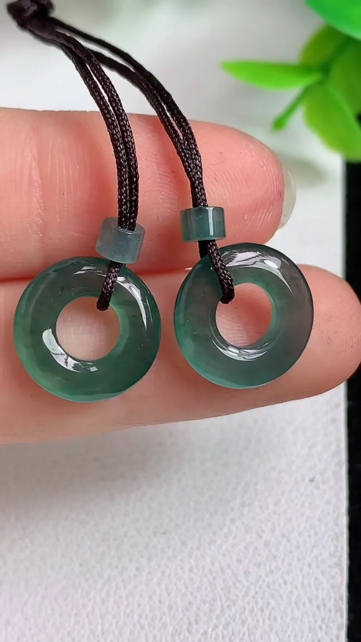 天然A货翡翠蓝水平安环吊坠一对，尺寸13-2.5，重量:1.63g
5月8日