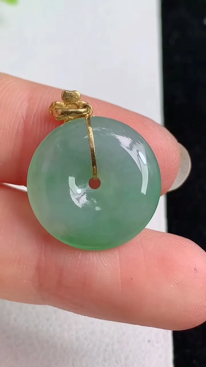 天然A货翡翠平安扣吊坠，尺寸17.8-3.5，重量:2.60g
5月8日