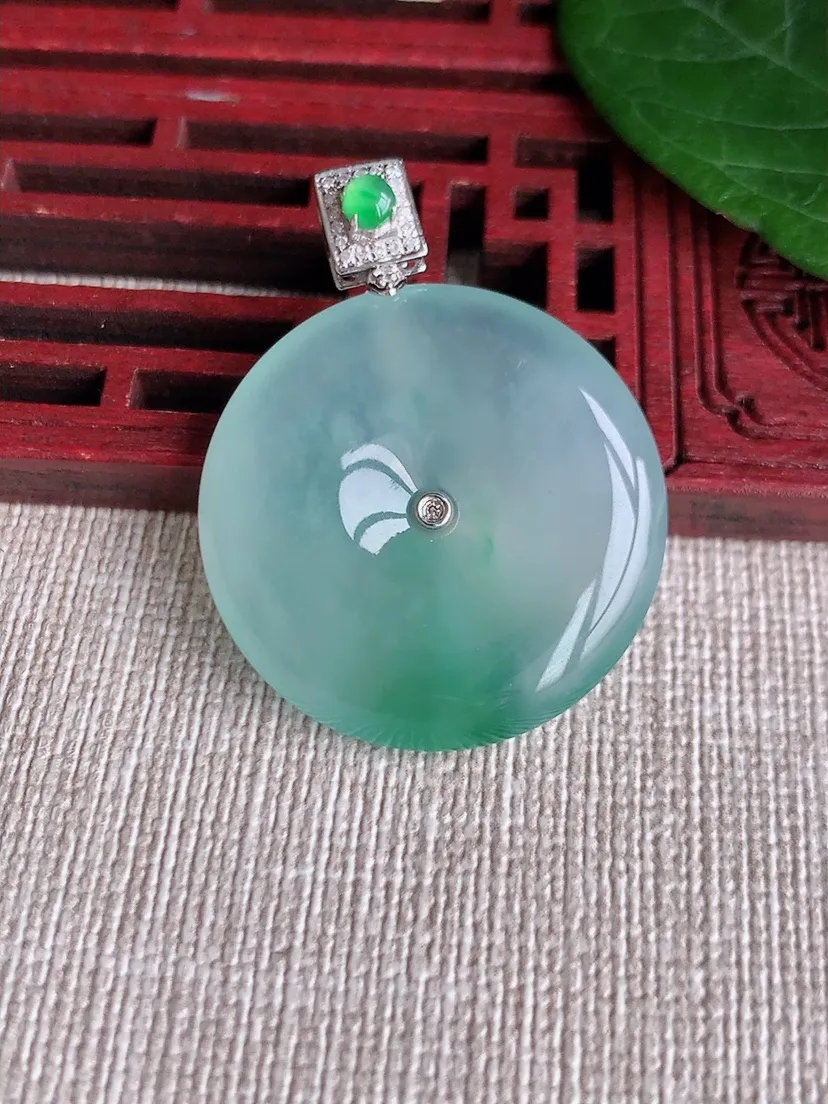 a货翡翠老坑冰种18K金伴钻镶嵌飘绿平安扣吊坠  尺寸35.6×27.6×5.5mm 重量10.13g 0507