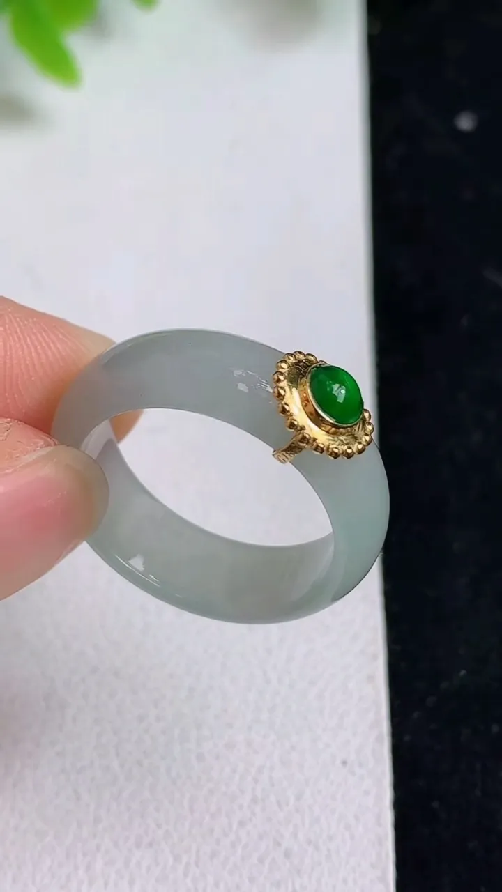 天然A货翡翠白冰指环戒指，尺寸18.5-7-2.8，重量:4.22g2025年5月8日
工厂直销收藏佳品,种好水足，色泽均匀，有种有色，上手高大气！