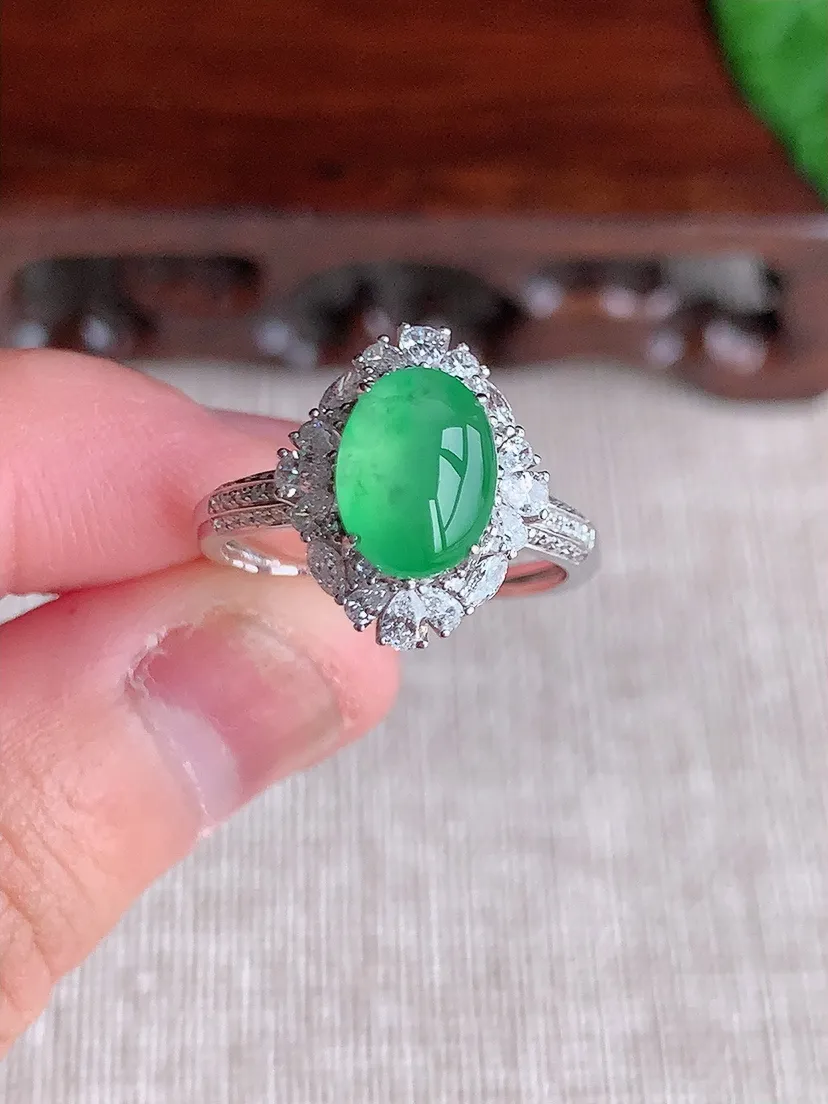 天然A货翡翠18K金伴钻镶嵌甜绿蛋面戒指 圈口17.4裸石尺寸9×6.7mm 重量3.10g 050