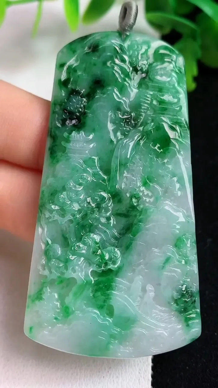 天然A货翡翠山水牌吊坠，尺寸66.3-33.7-3.4，重量:19.41g
5月8日