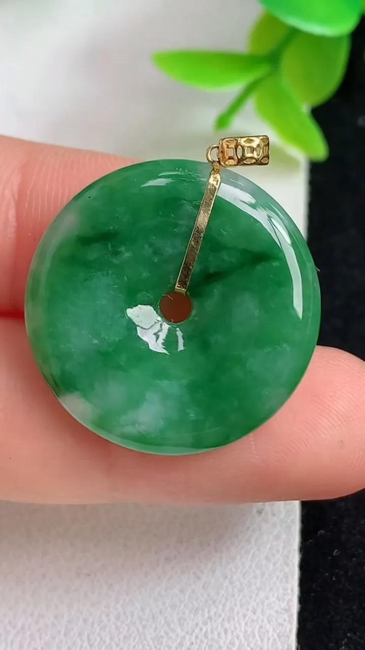天然A货翡翠平安扣吊坠，尺寸23.5-3.7，重量:4.36g
5月8日