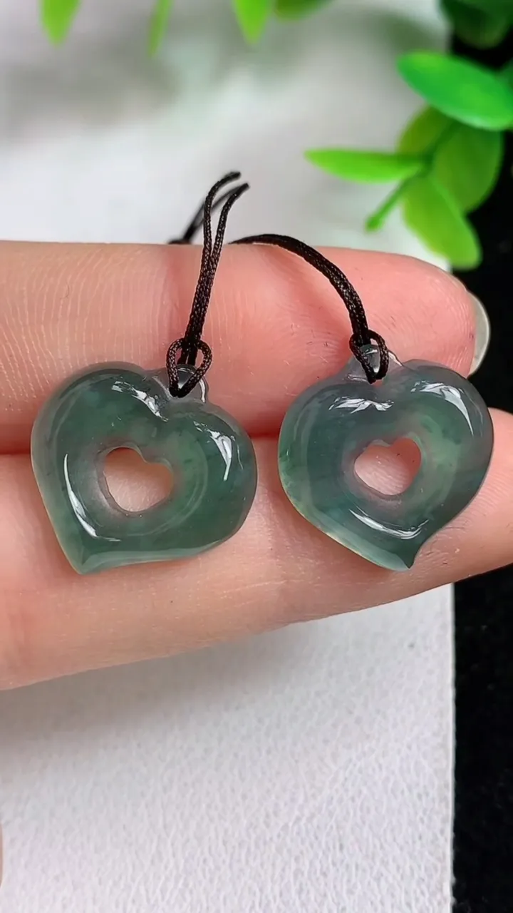 天然A货翡翠蓝水爱心吊坠一对，尺寸17-16.7-3，重量:2.64g
5月8日