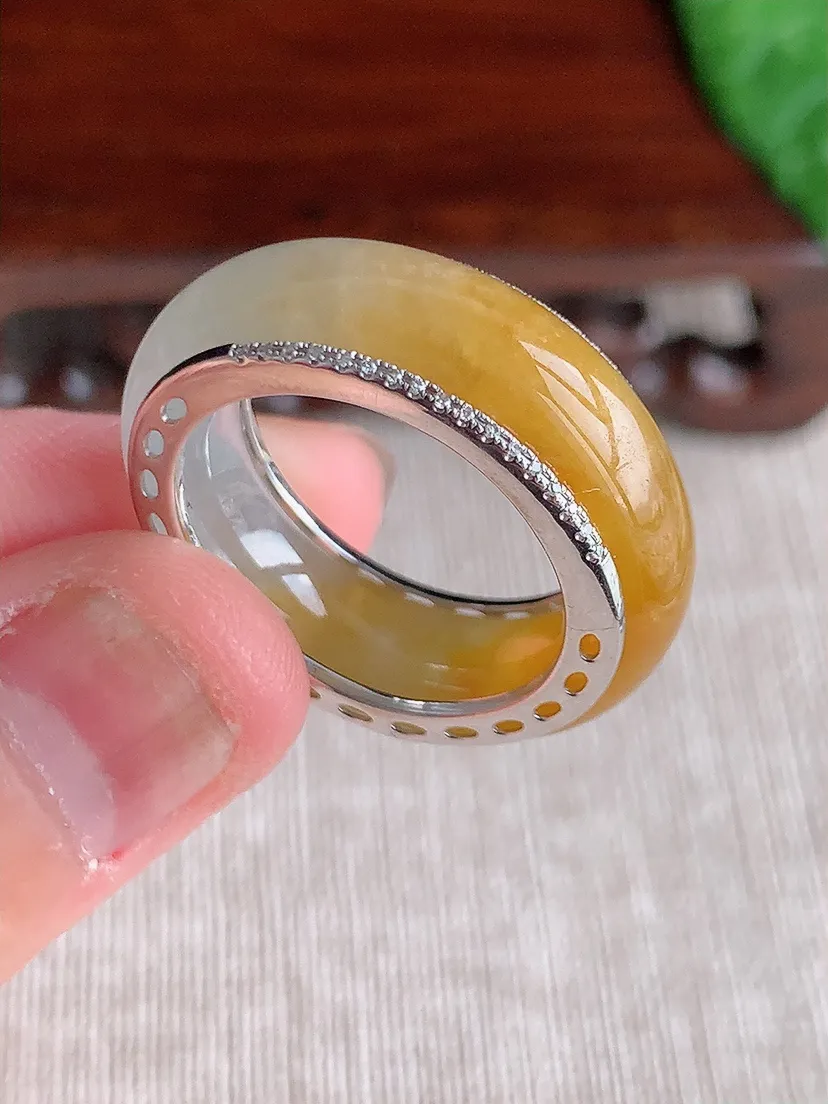 天然A货翡翠18K金镶嵌飘黄翡素面戒指 尺寸19×8.2×5mm 重量9.42g 0506