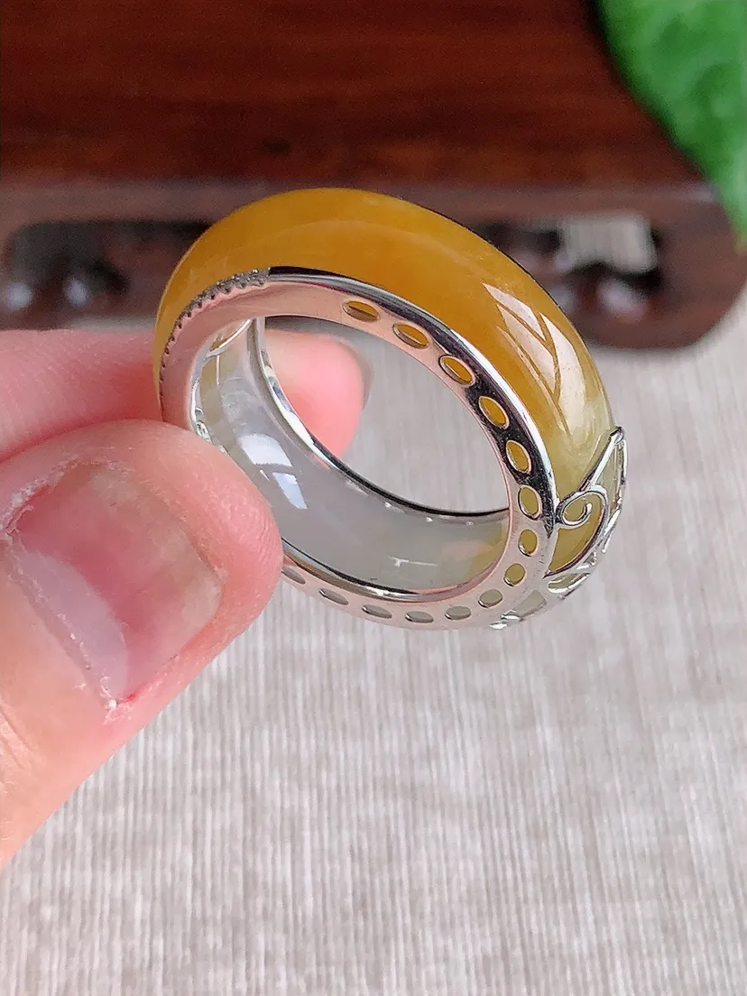 天然A货翡翠18K金镶嵌飘黄翡素面戒指 尺寸19×8.2×5mm 重量9.42g 0506