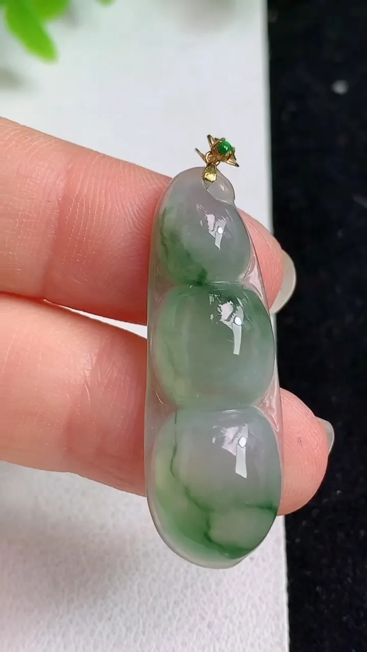 天然A货翡翠飘花福豆吊坠，尺寸35.6-12.7-5.6，重量:4.50g
5月8日