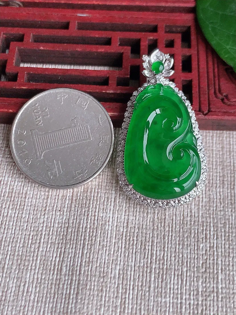 天然A货翡翠18K金伴满绿如意吊坠尺寸39×21×7裸石27.3×17.4m量5.44g 0506