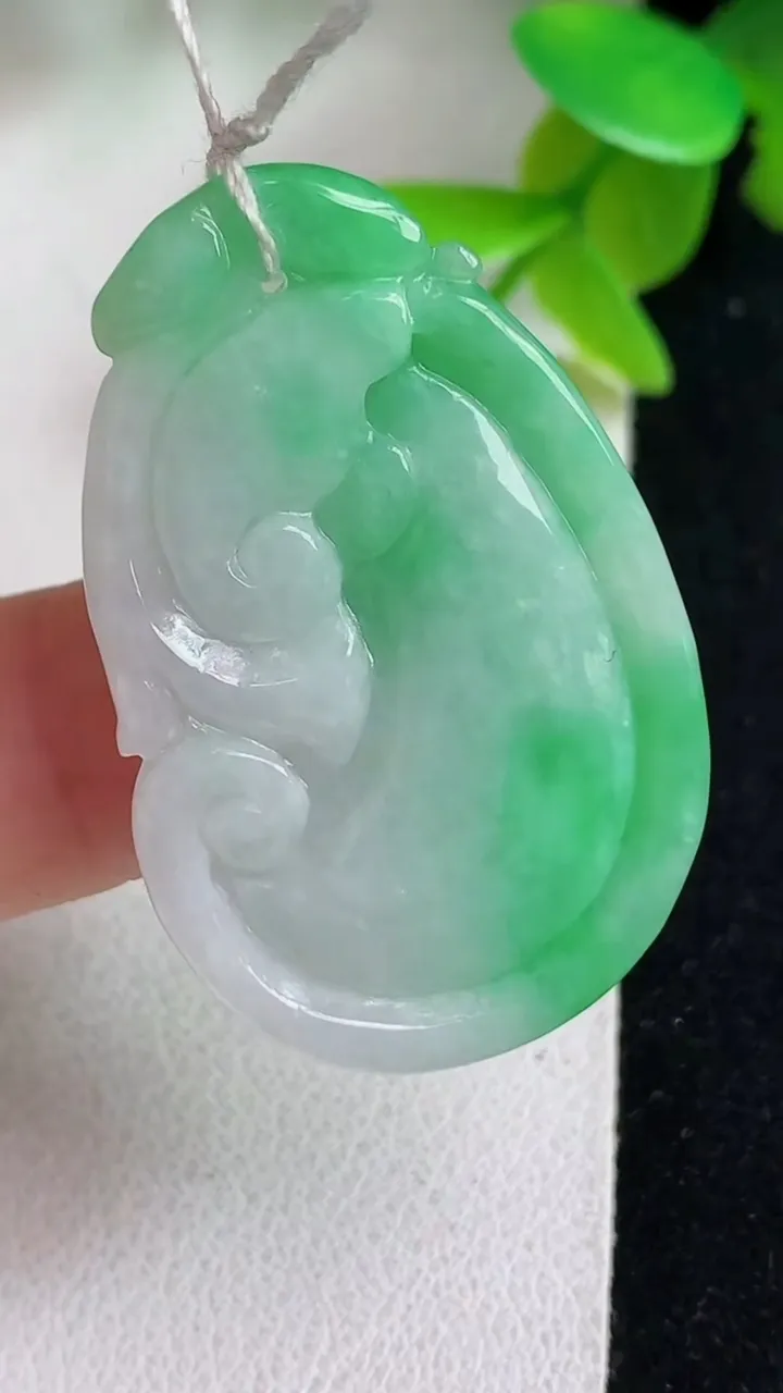 天然A货翡翠如意吊坠，尺寸37-23.6-4.8，重量:8.93g
5月8日