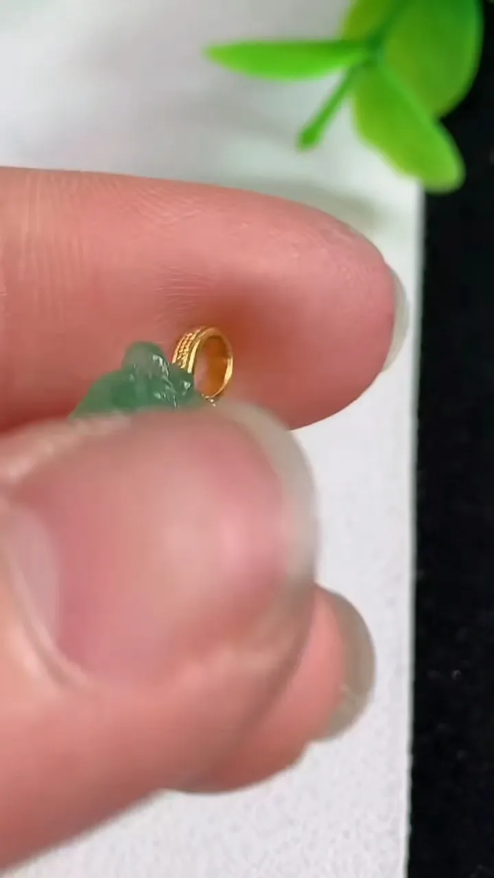 天然A货翡翠貔貅吊坠，尺寸15.6-11.8-5.6，重量:2.26g
5月8日