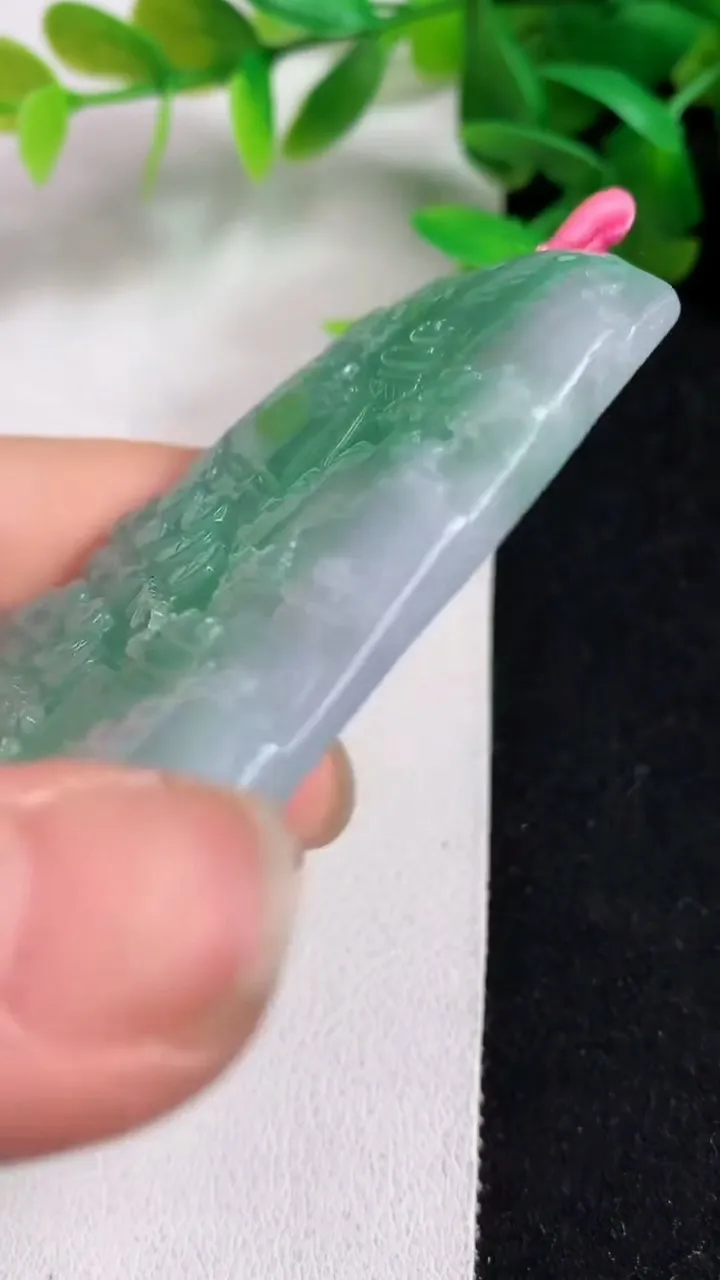 天然A货翡翠山水牌吊坠，尺寸70-47.4-5.4，重量:43.86g
5月8日