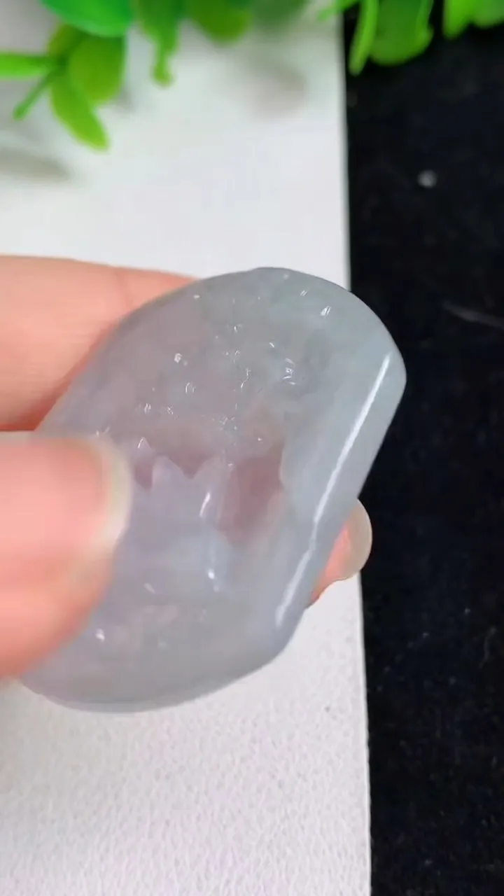 天然A货翡翠白冰生肖兔吊坠，尺寸39.5-33.8-4.7，重量:12.27g
5月8日