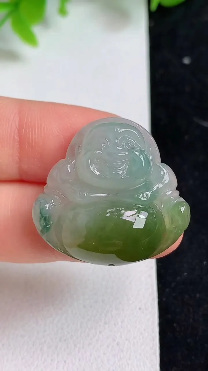 天然A货翡翠双彩佛公吊坠，尺寸25.7-27-7.6，重量:8.00g
5月8日