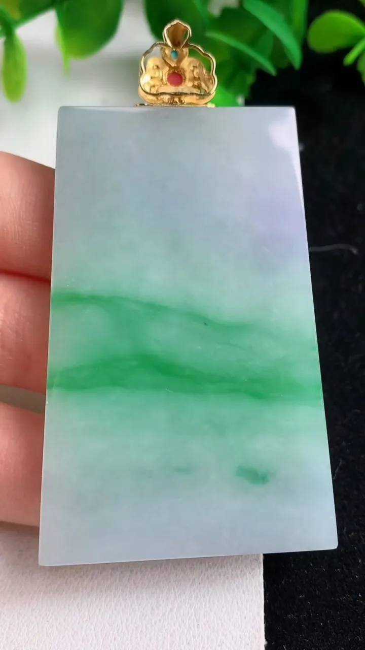 天然A货翡翠k金春带彩 紫罗兰无事牌吊坠，尺寸60.5-39-5.7，重量:42.75g
5月9日