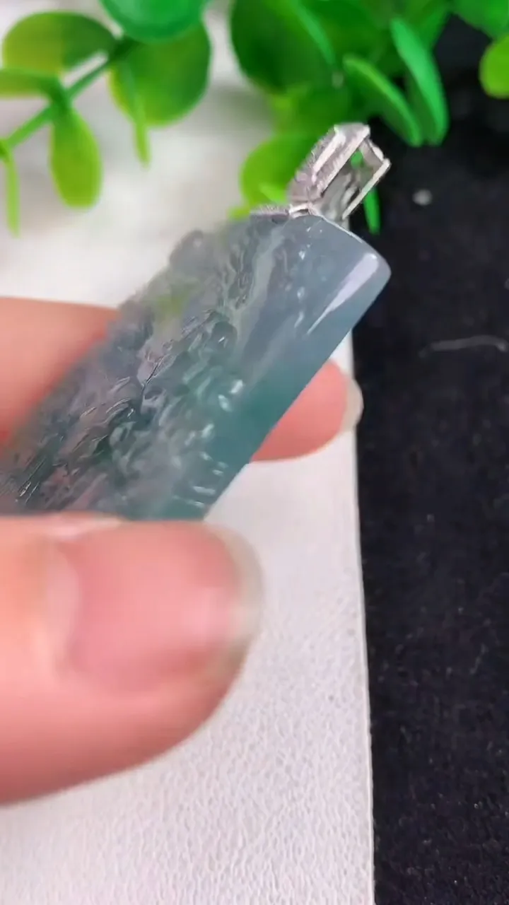 天然A货翡翠山水牌吊坠，尺寸56.4-36.8-5.3，重量:30.89g
5月9日