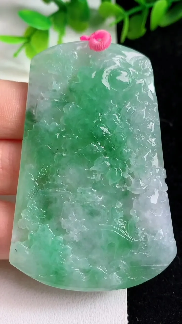天然A货翡翠山水牌吊坠，尺寸66-43-7，重量:41.91g
5月9日