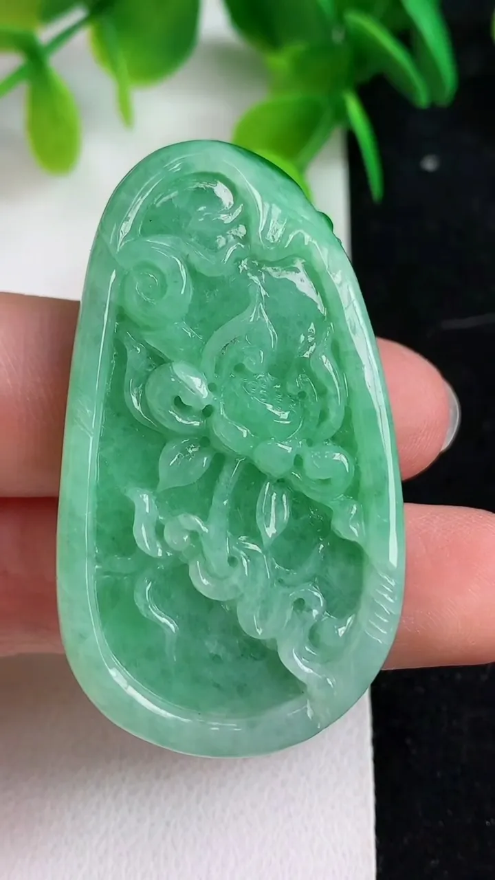 天然A货翡翠荷叶鱼吊坠，尺寸48-27.3-9，重量:20.18g
5月9日