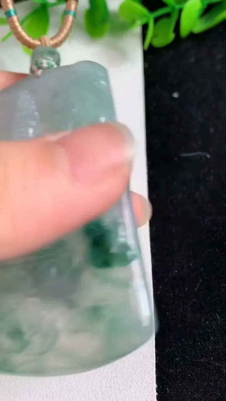 天然A货翡翠普贤菩萨吊坠，尺寸67-41-5，重量:37.66g
5月9日