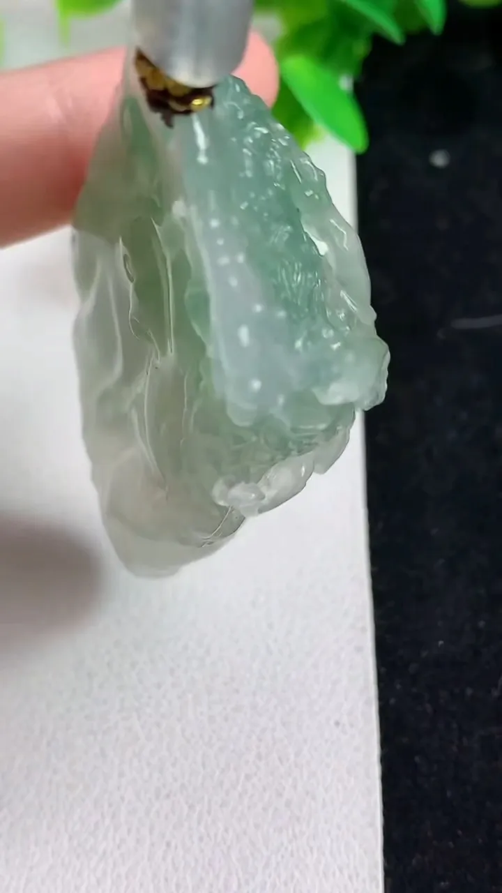 天然A货翡翠龙牌吊坠，尺寸56.5-33.6-17.4，重量:45.93g
5月9日