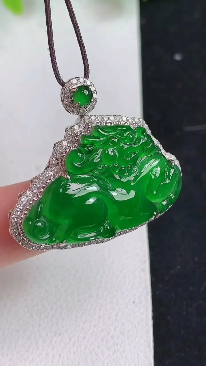 天然A货翡翠麒麟牌吊坠，尺寸29-33-8，裸石19-29.3，重量:5.32g
5月9日