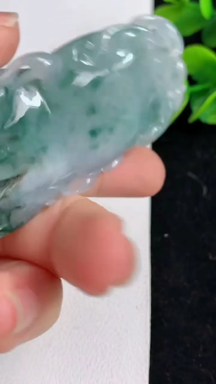 天然A货翡翠飘花佛手瓜吊坠，尺寸70-29-10，重:40.23g
5月9日