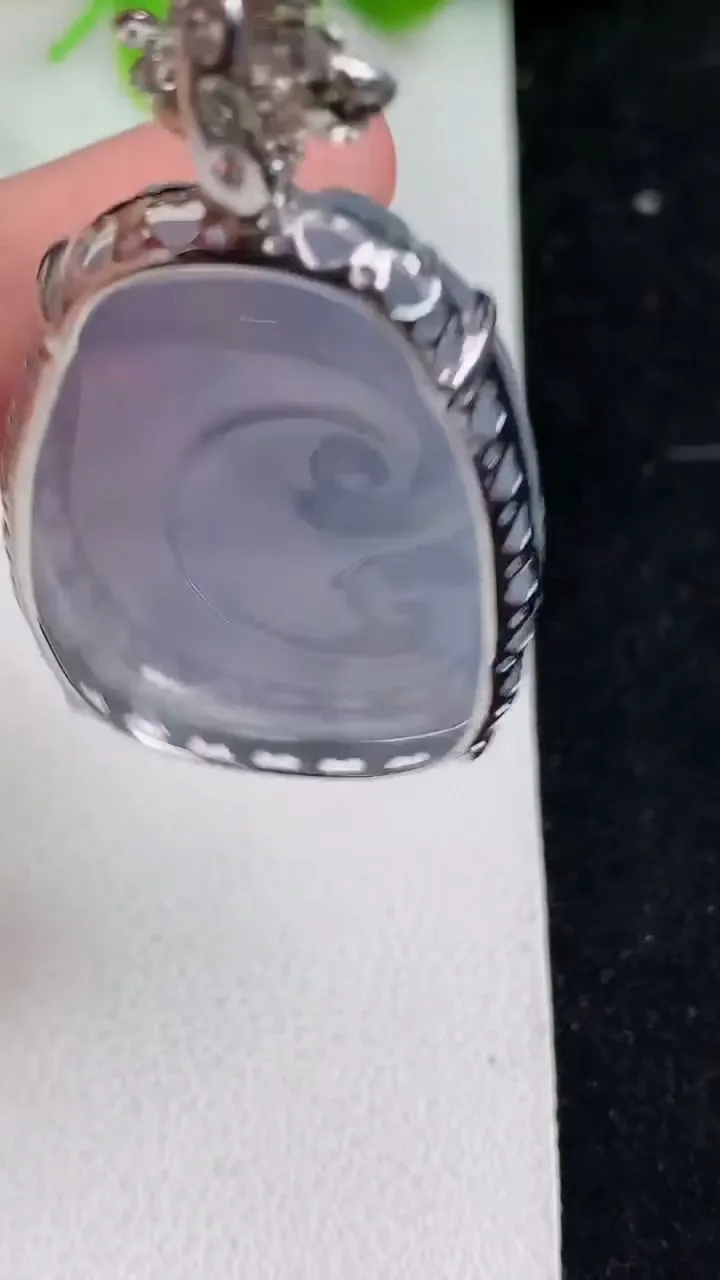 天然A货翡翠k金紫罗兰 飘花如意吊坠，尺寸37.4-27-8.7，重量:15.14g
5月9日