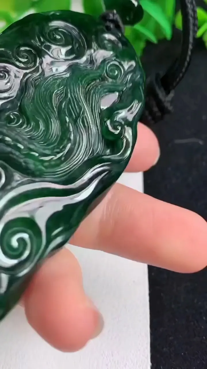 天然A货翡翠龙牌吊坠，尺寸77.2-37.2-15.2，重量:73.80g
5月9日