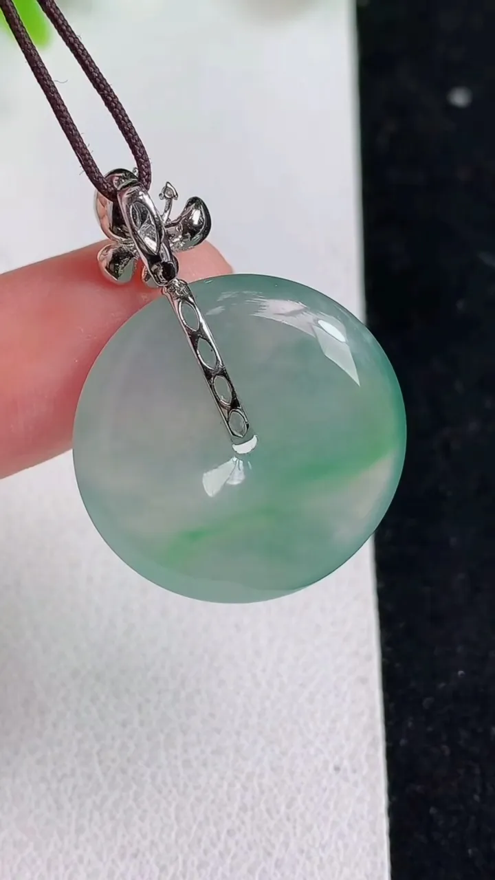 天然A货翡翠平安扣吊坠，尺寸22.3-5，重量:6.15g
5月9日