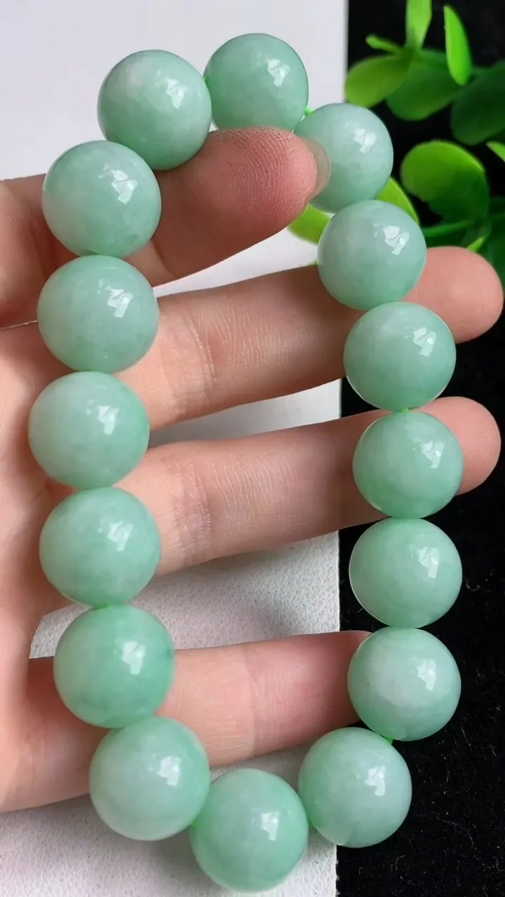 天然A货翡翠圆珠手串，尺寸13.3-16颗，重:57.56g5月9日
工厂直销收藏佳品,种好水足，色泽均匀，有种有色，上手高大气！