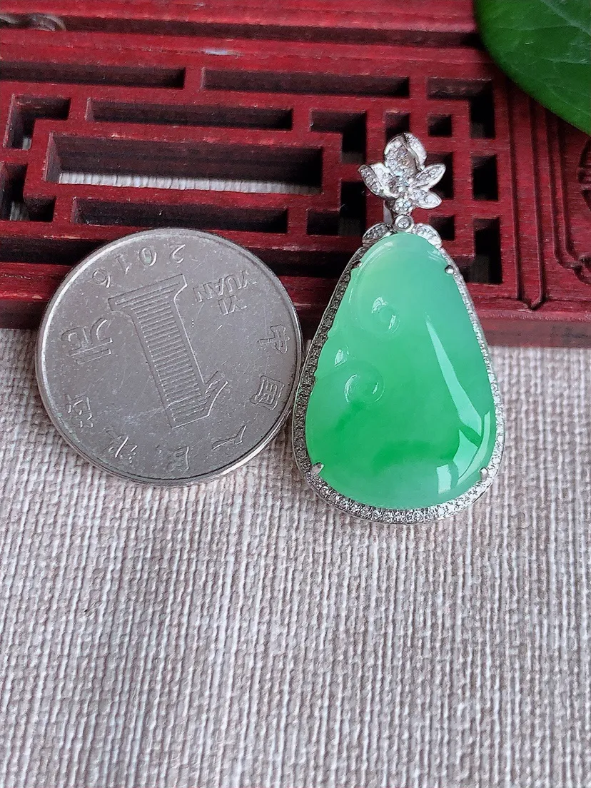天然A货翡翠18K金伴甜绿如意吊坠尺寸36.4×19.2×7.3裸石25×17m量6.99g 0508