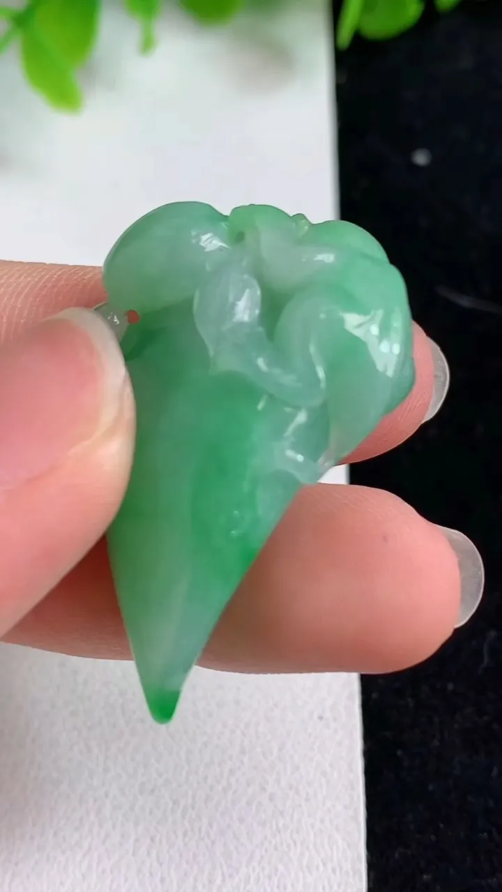 天然A货翡翠灵猴献瑞 福瓜吊坠，尺寸36.6-20.7-13.3，重量:13.50g
5月9日