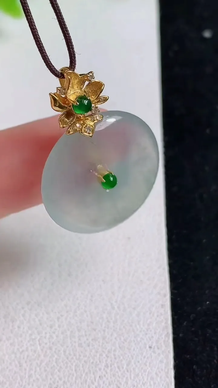 天然A货翡翠白冰平安扣吊坠，尺寸20.7-4，重量:4.37g
5月9日