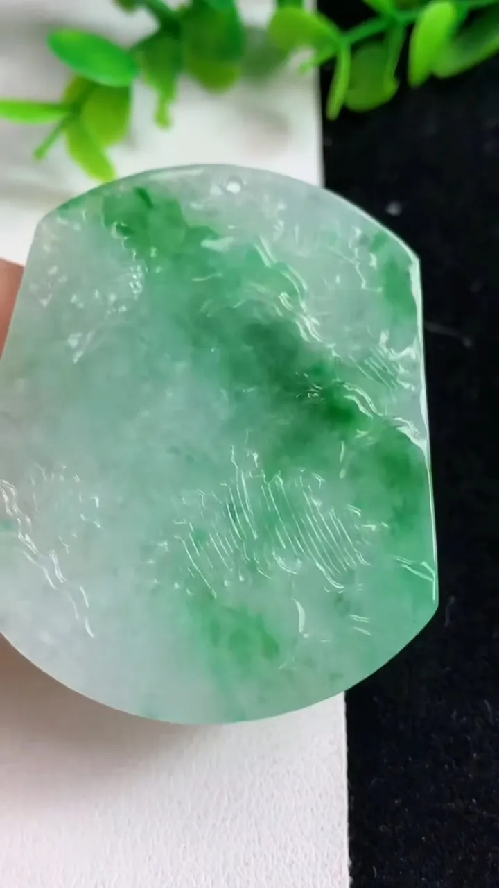 天然A货翡翠山水牌吊坠，尺寸54.5-46-5，重量:28.57g
5月9日
