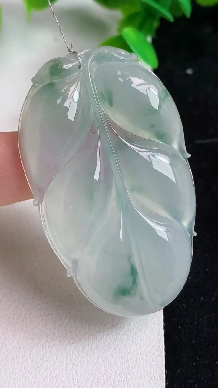 天然A货翡翠飘花金枝玉叶 叶子吊坠，尺寸54.4-33-5.8，重量:21.05g
5月9日