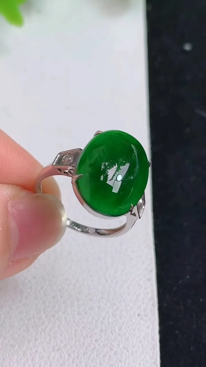 天然A货翡翠蛋面戒指，尺寸16.7-16-11.8，重量:3.07g2025年5月9日
工厂直销收藏佳品,种好水足，色泽均匀，有种有色，上手高大气！