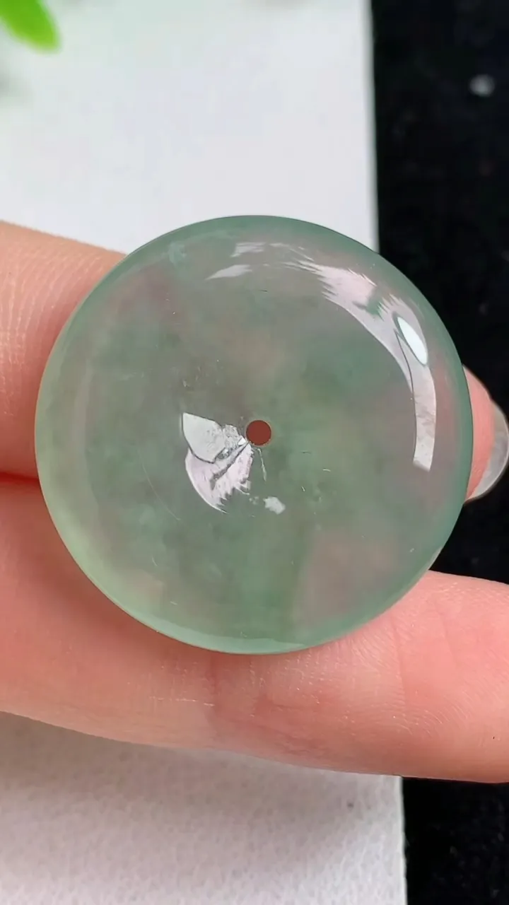 天然A货翡翠平安扣吊坠，尺寸27-6，重量:9.37g
5月9日