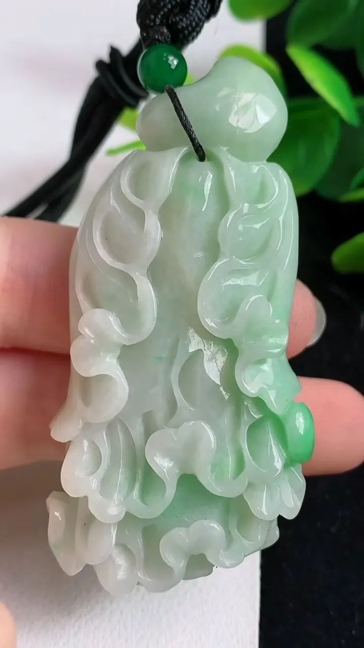 天然A货翡翠白菜吊坠，尺寸65.5-31.4-15.5，重:48.83g
5月9日