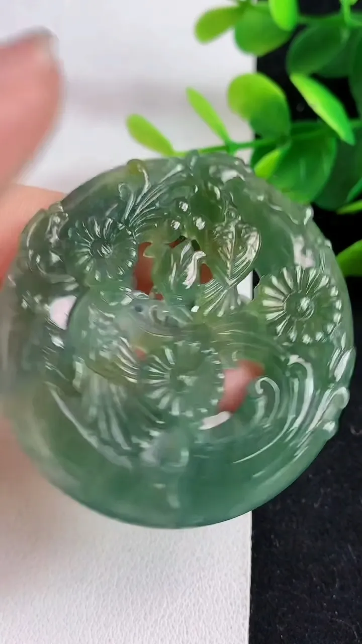 天然A货翡翠蓝水双彩鸟语花香吊坠，尺寸54-49-7，重:29.35g
5月9日