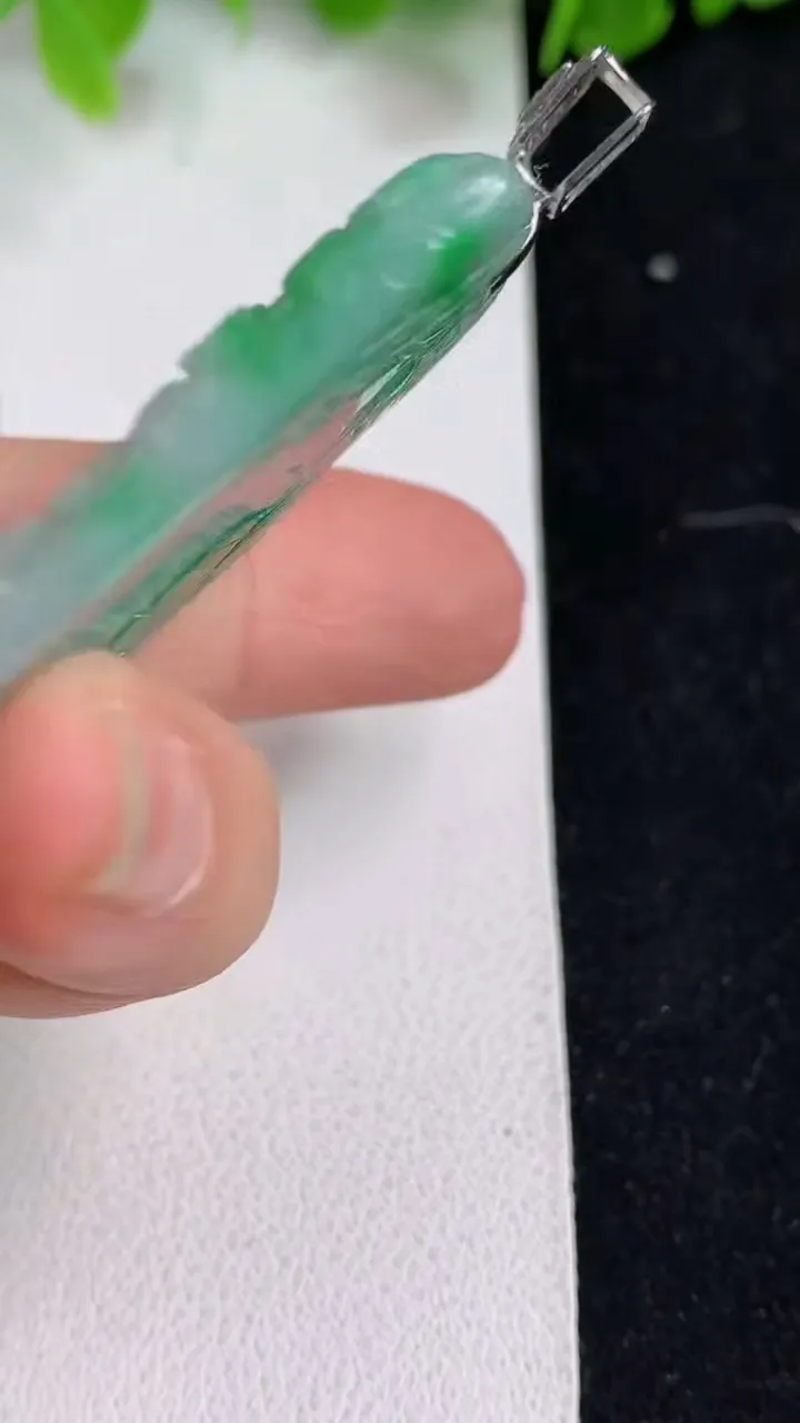 天然A货翡翠山水牌吊坠，尺寸55-30.3-5，重量:18.74g
5月9日