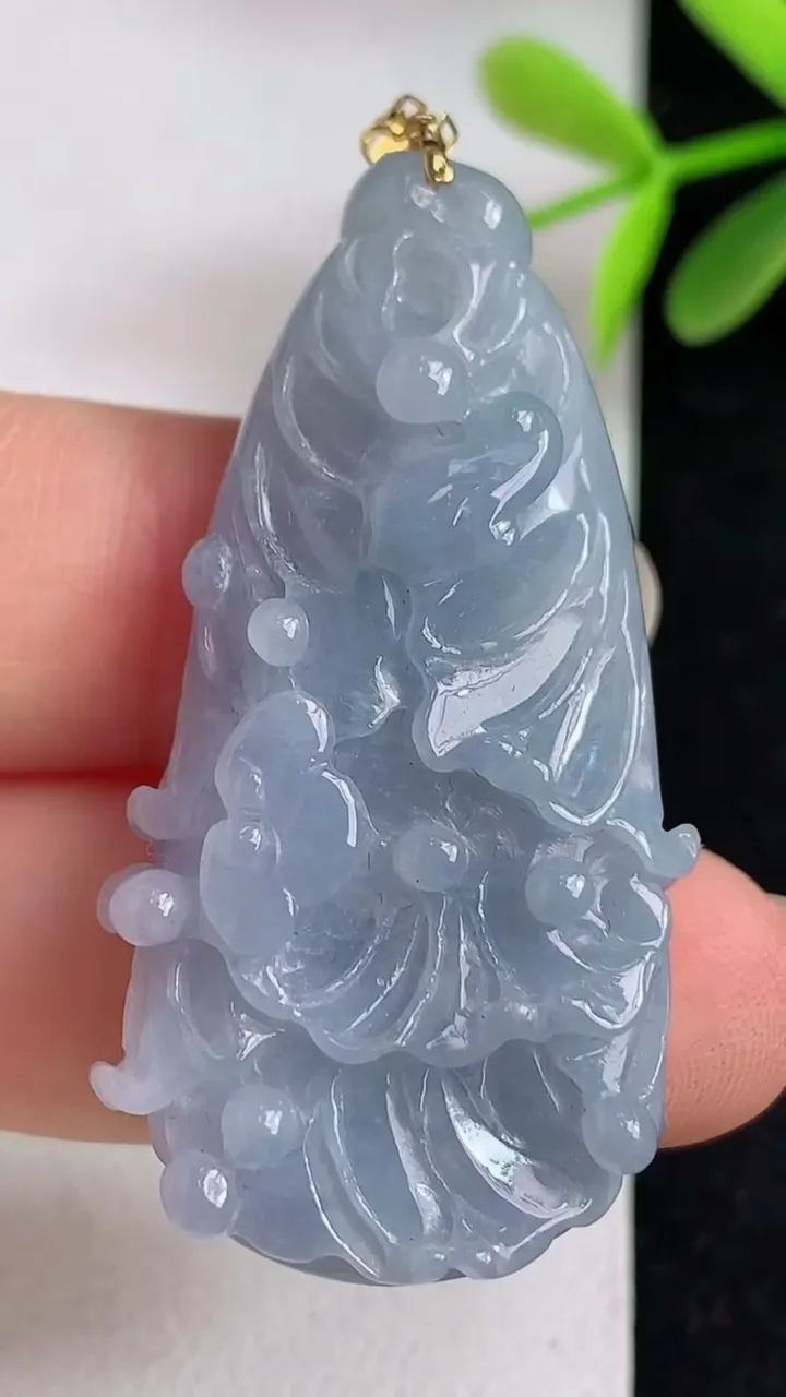 天然A货翡翠紫罗兰白菜吊坠，尺寸44-23.2-9.5，重:13.70g
5月9日