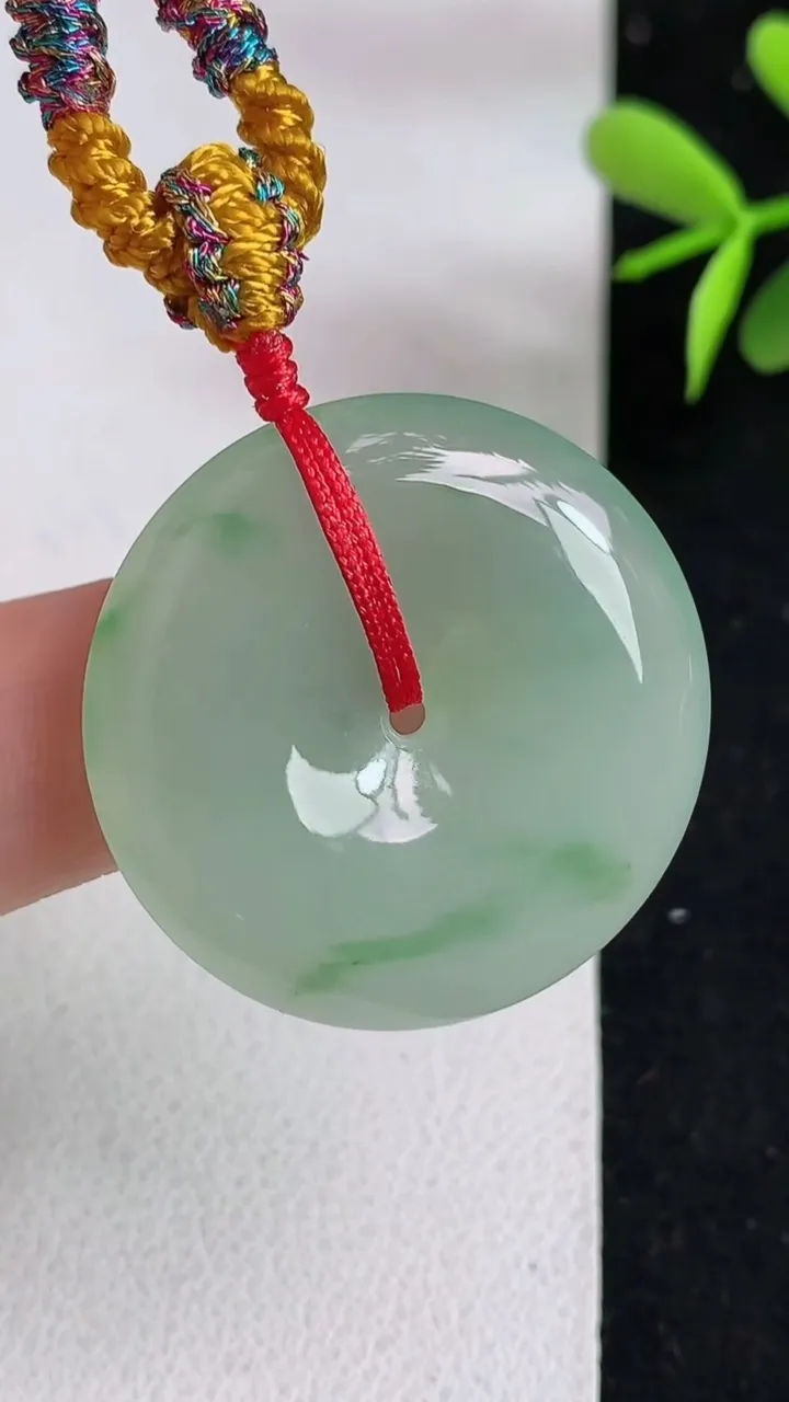 天然A货翡翠平安扣吊坠，尺寸29.2-6.2，重:10.35g
5月9日