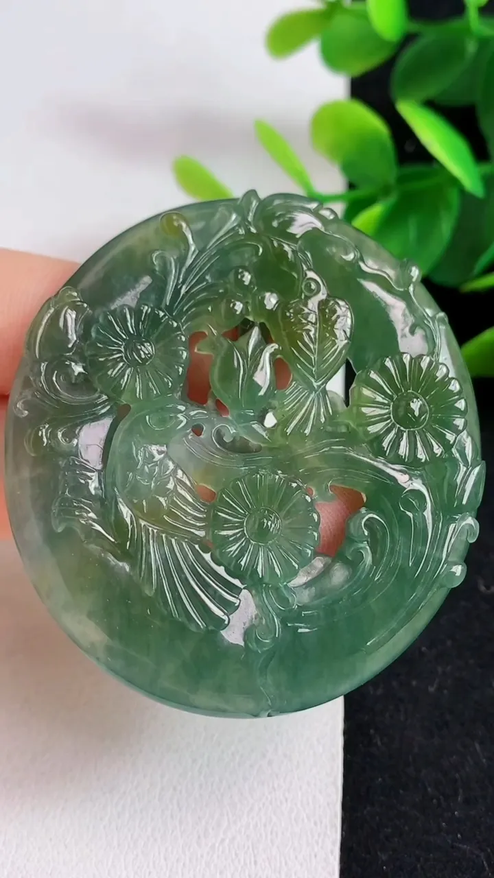 天然A货翡翠蓝水双彩鸟语花香吊坠，尺寸54-49-7，重:29.35g
5月9日