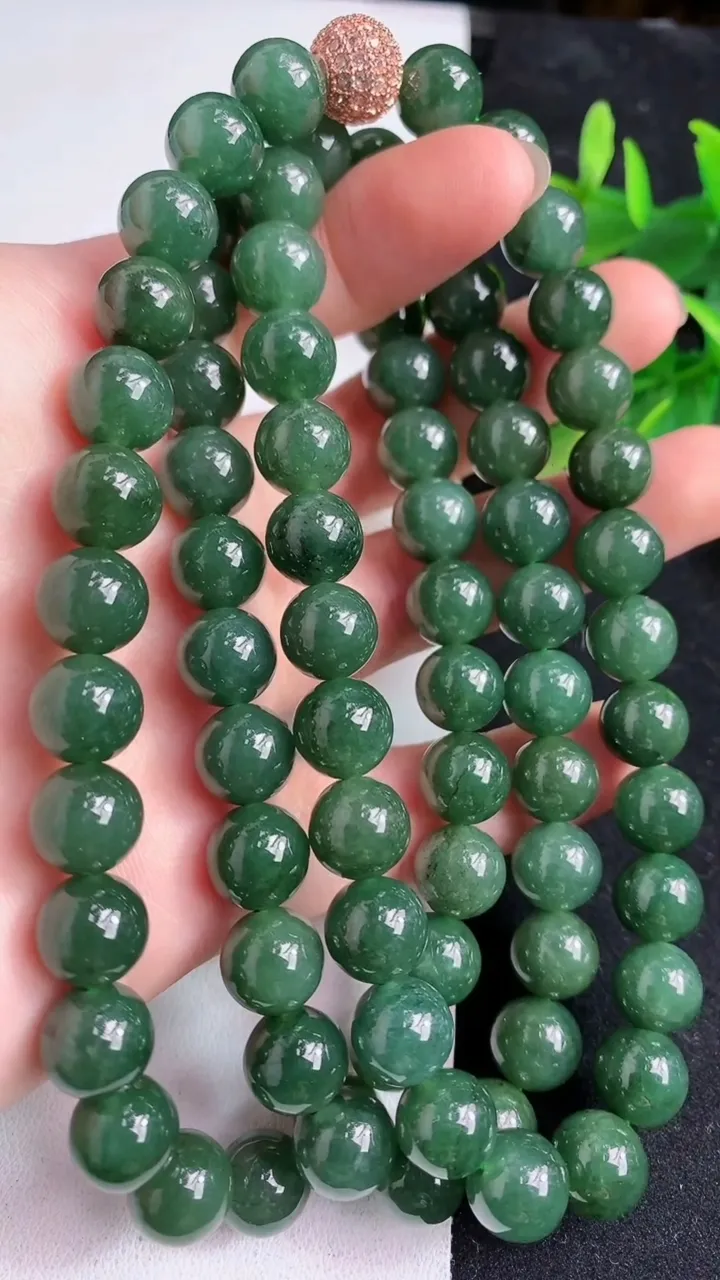 天然A货翡翠圆珠项链80颗，尺寸9，重:125.37g5月9日
工厂直销收藏佳品,种好水足，色泽均匀，有种有色，上手高大气！