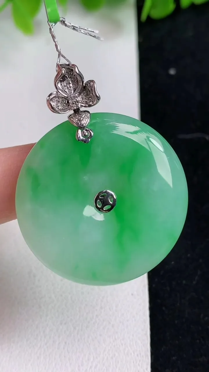 天然A货翡翠平安扣吊坠，尺寸32-5.8，重量:14.23g
5月9日