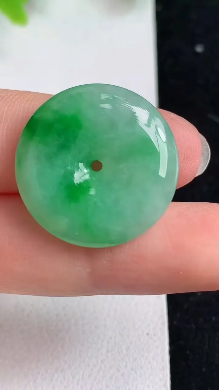 天然A货翡翠平安扣吊坠，尺寸23-4.8，重量:5.35g
5月9日